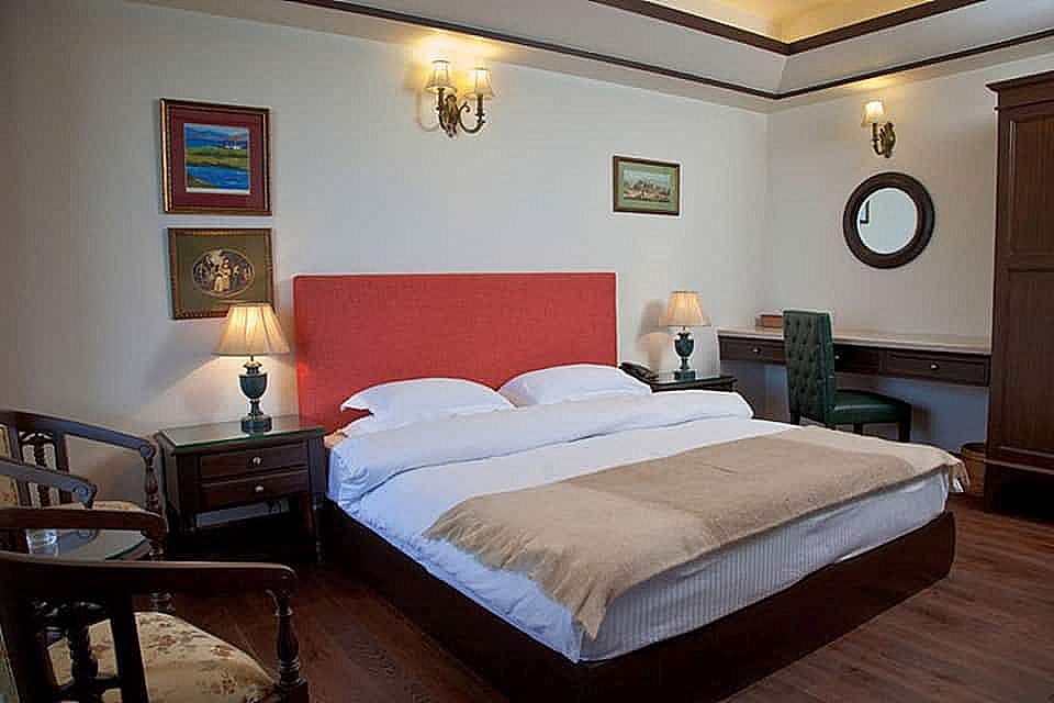 The Amber - Vermont Estate Amber Room 5