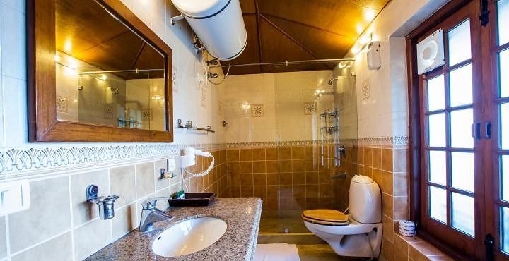 The Amber - Vermont Estate Amber Room 6