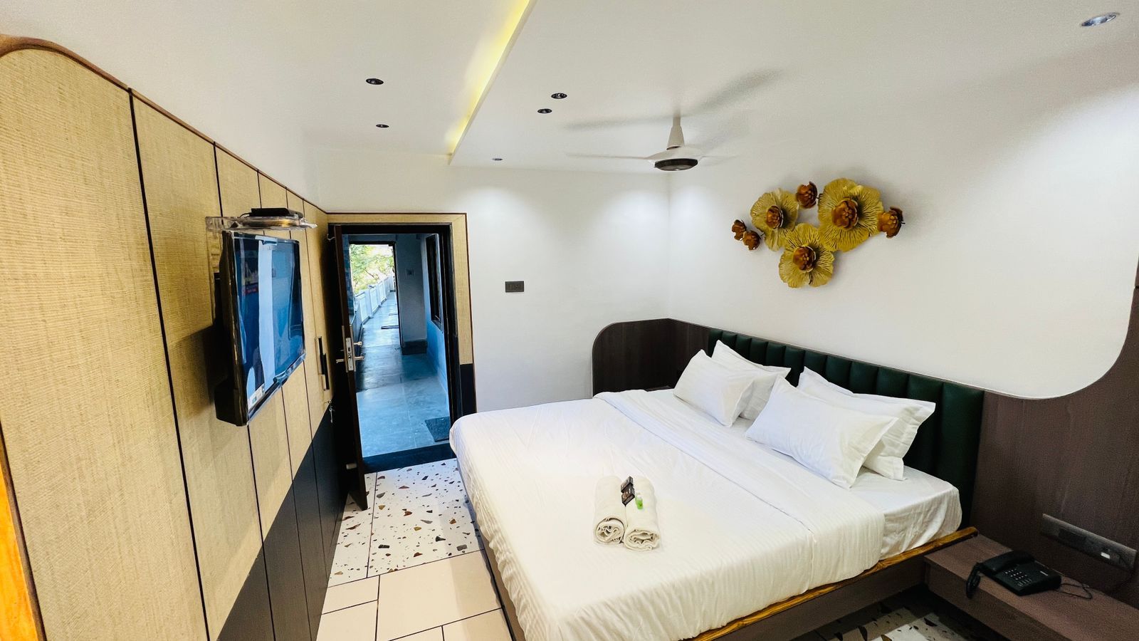 Luxury Family Six Bed AC Room ( For Families only )