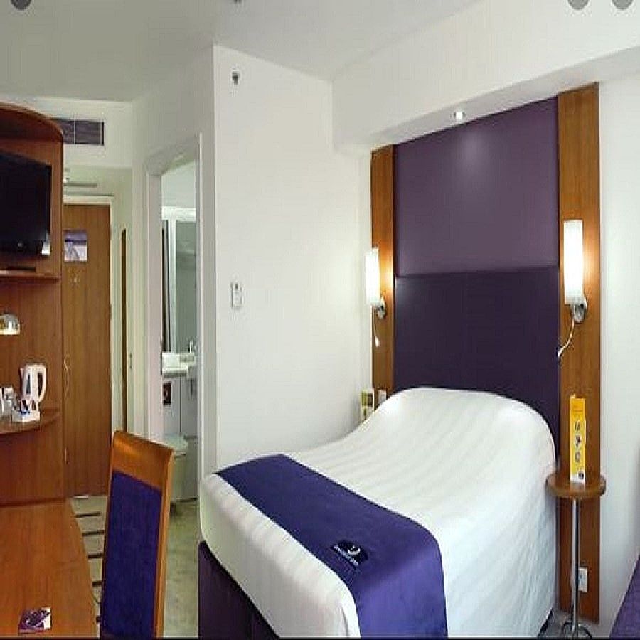 Hotel Caspia New Delhi Shalimar Bagh Superior Room 7