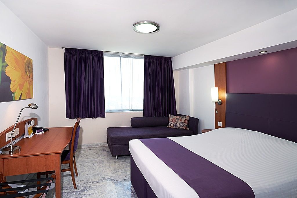 Deventure Hotel New Delhi Shalimar Bagh Deluxe Room With Wi-Fi & City View 2