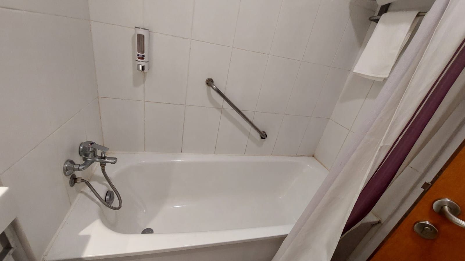 Deventure Hotel New Delhi Shalimar Bagh Premium Room 4