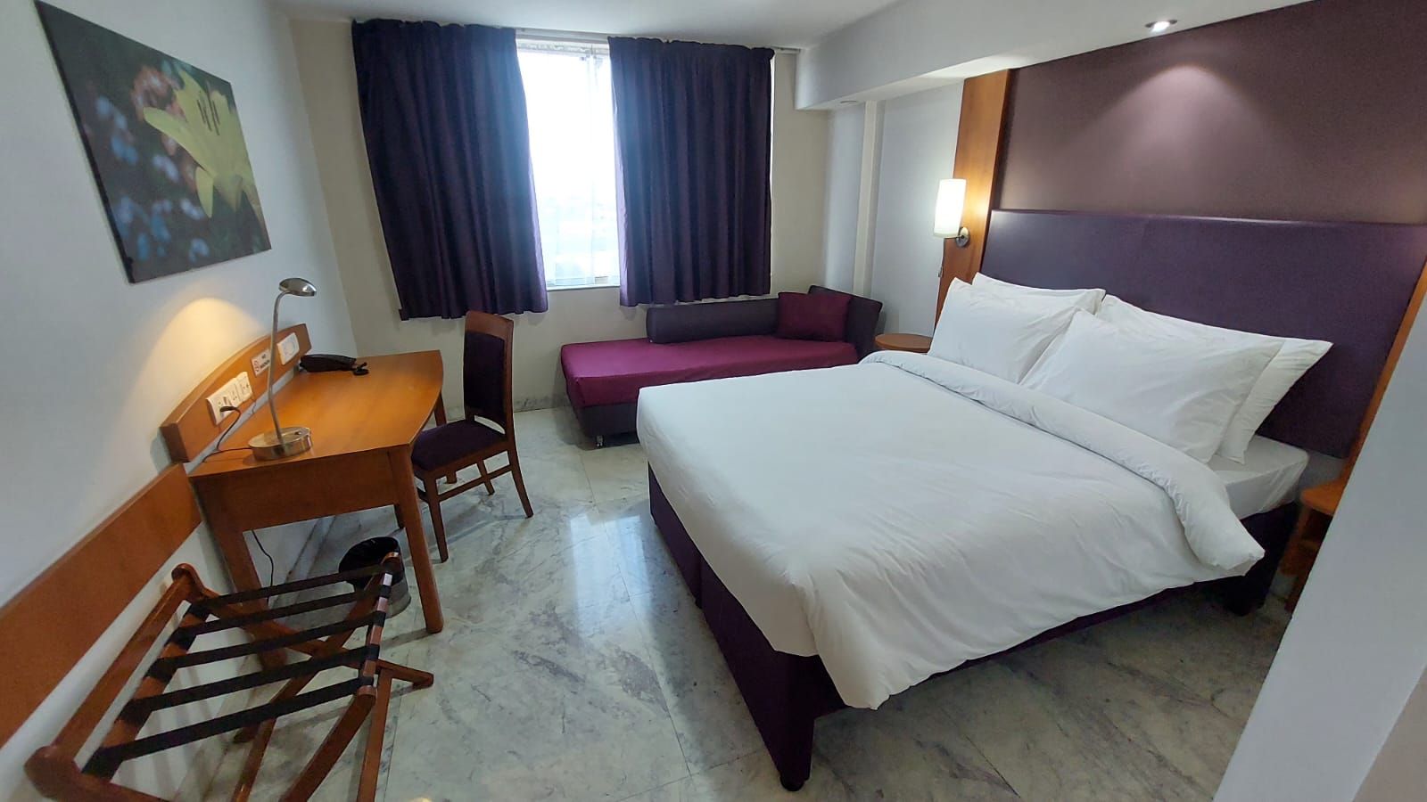 Deventure Hotel New Delhi Shalimar Bagh Premium Room 2