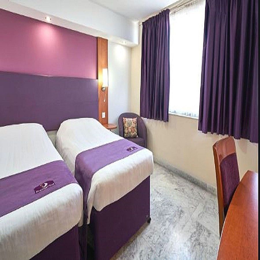 Hotel Caspia New Delhi Shalimar Bagh Superior Room 5