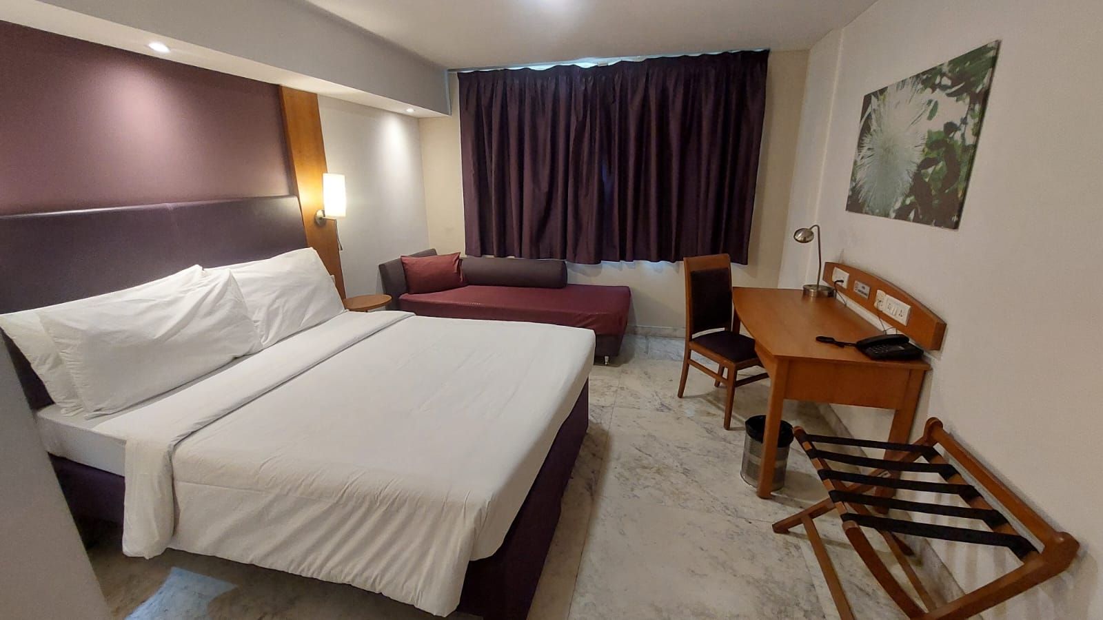 Deventure Hotel New Delhi Shalimar Bagh Premium Room