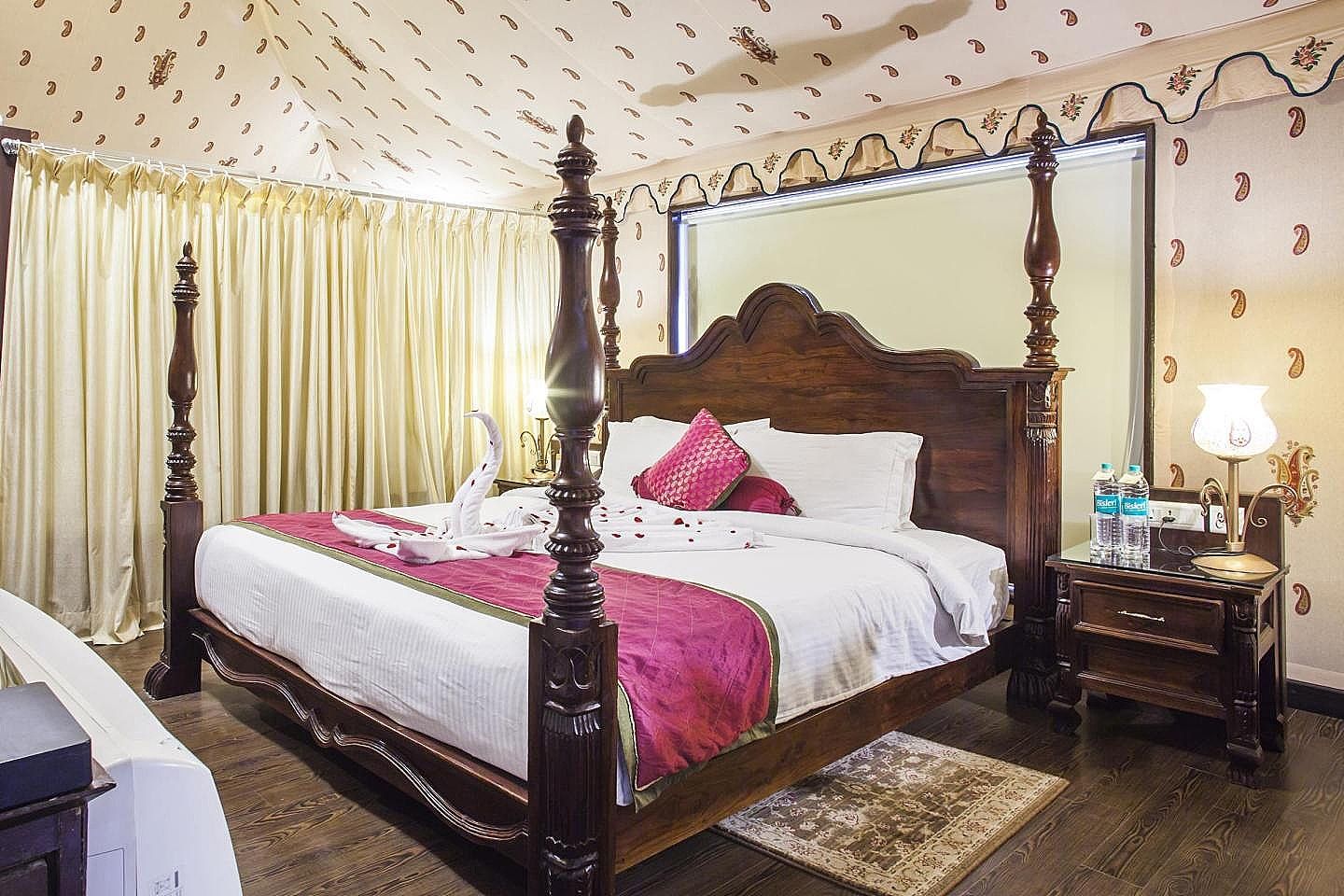 Royal Luxury Tent with Jacuzzi