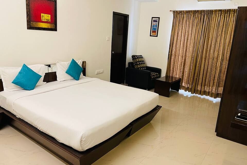 Sanctum Suites Domlur Bangalore Deluxe Queen Room 8