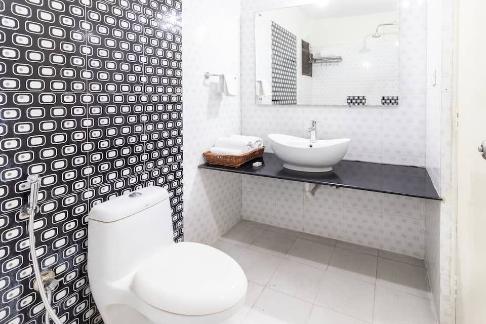 Clean bathroom with fresh towels