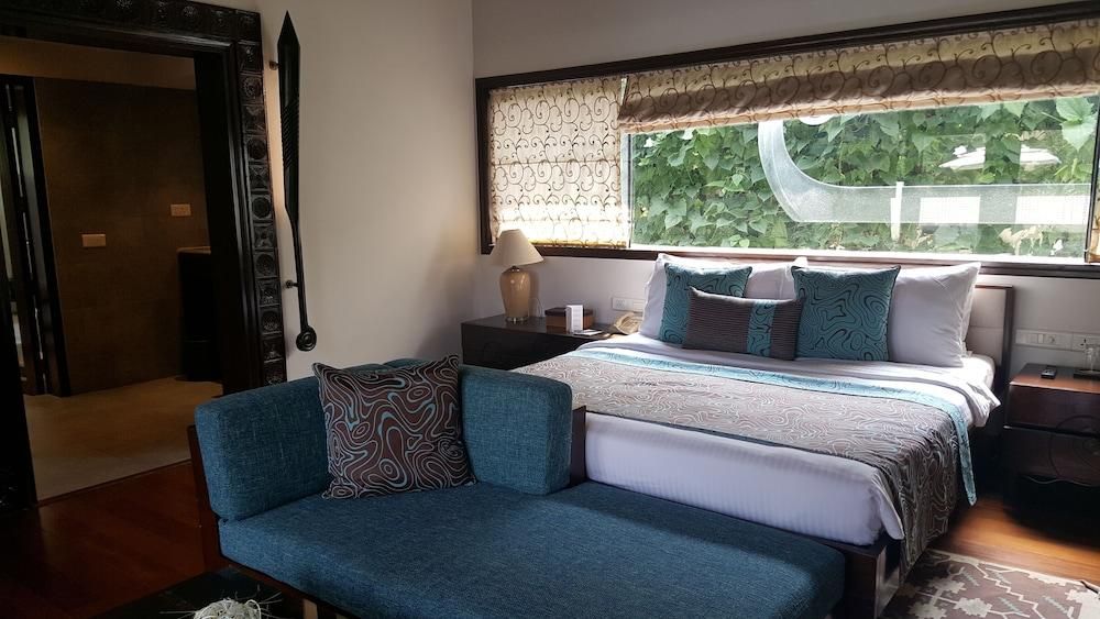 Premier Spa Back Water View Suite