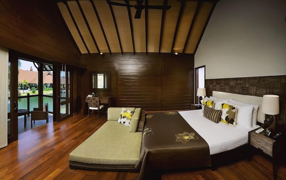Premier Backwater View Spa Suite