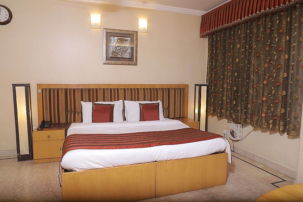 Deluxe Double or Twin Room, 1 King Bed, Smoking, Refrigerator