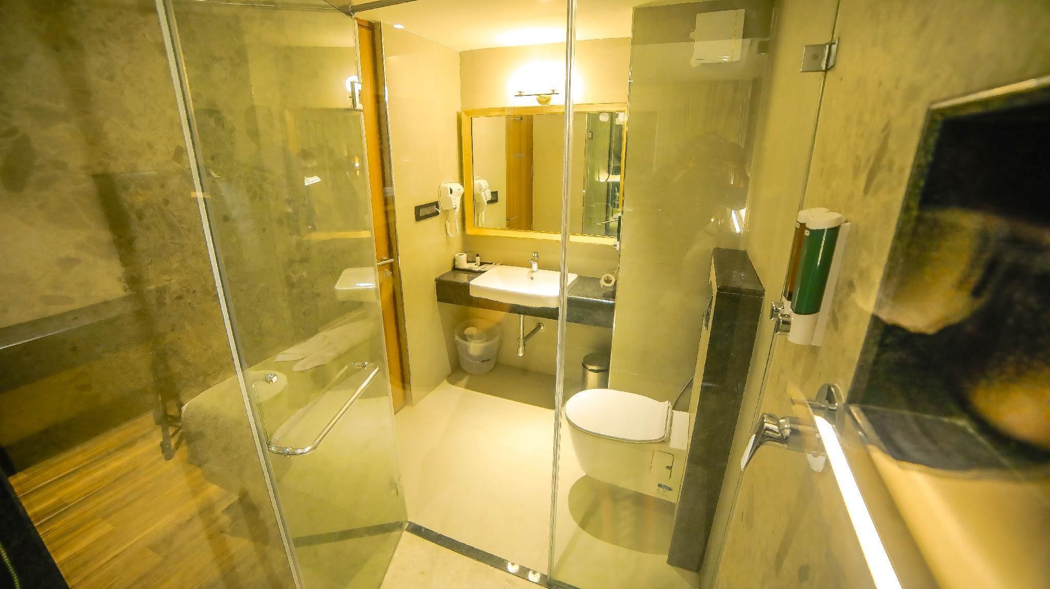 Grand Palace Hotel and Spa Deluxe Room 4