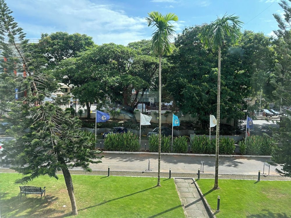 Fortune Inn Valley View, Manipal Deluxe Room (Deluxe King) 5