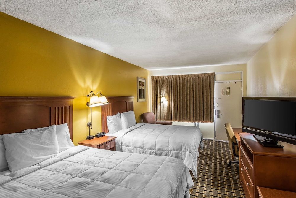Standard Room, 2 Queen Beds, Non Smoking