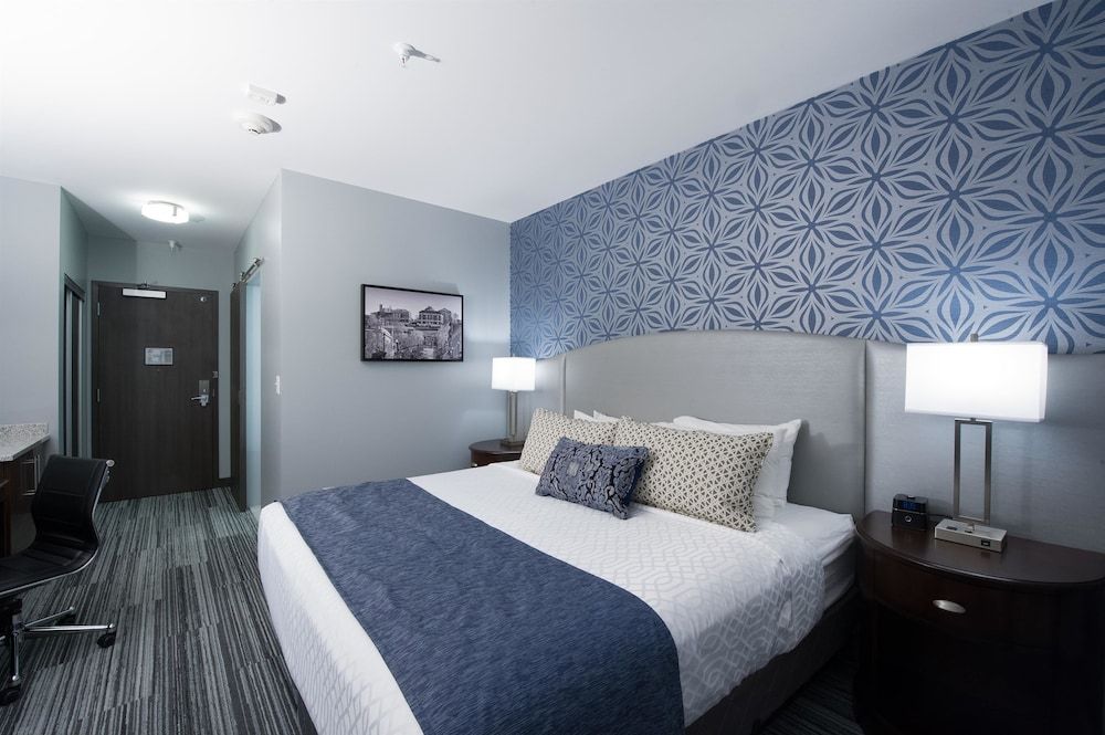 Standard Room, 1 Queen Bed, Accessible, Bathtub (Pet Friendly)