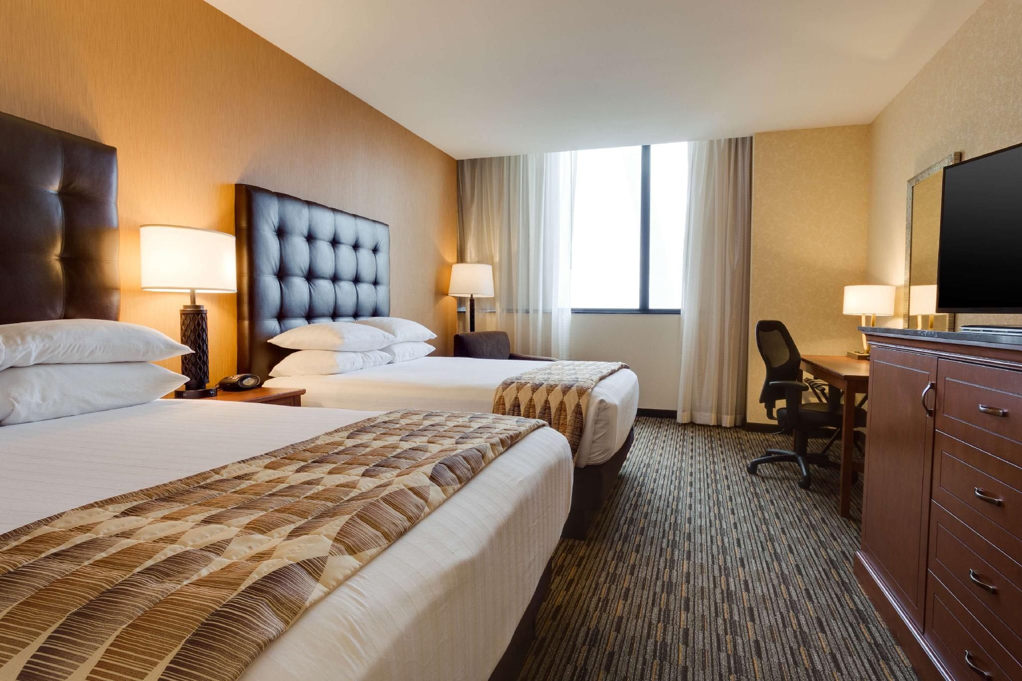 2 Queen Beds Accessible with Roll-in Shower