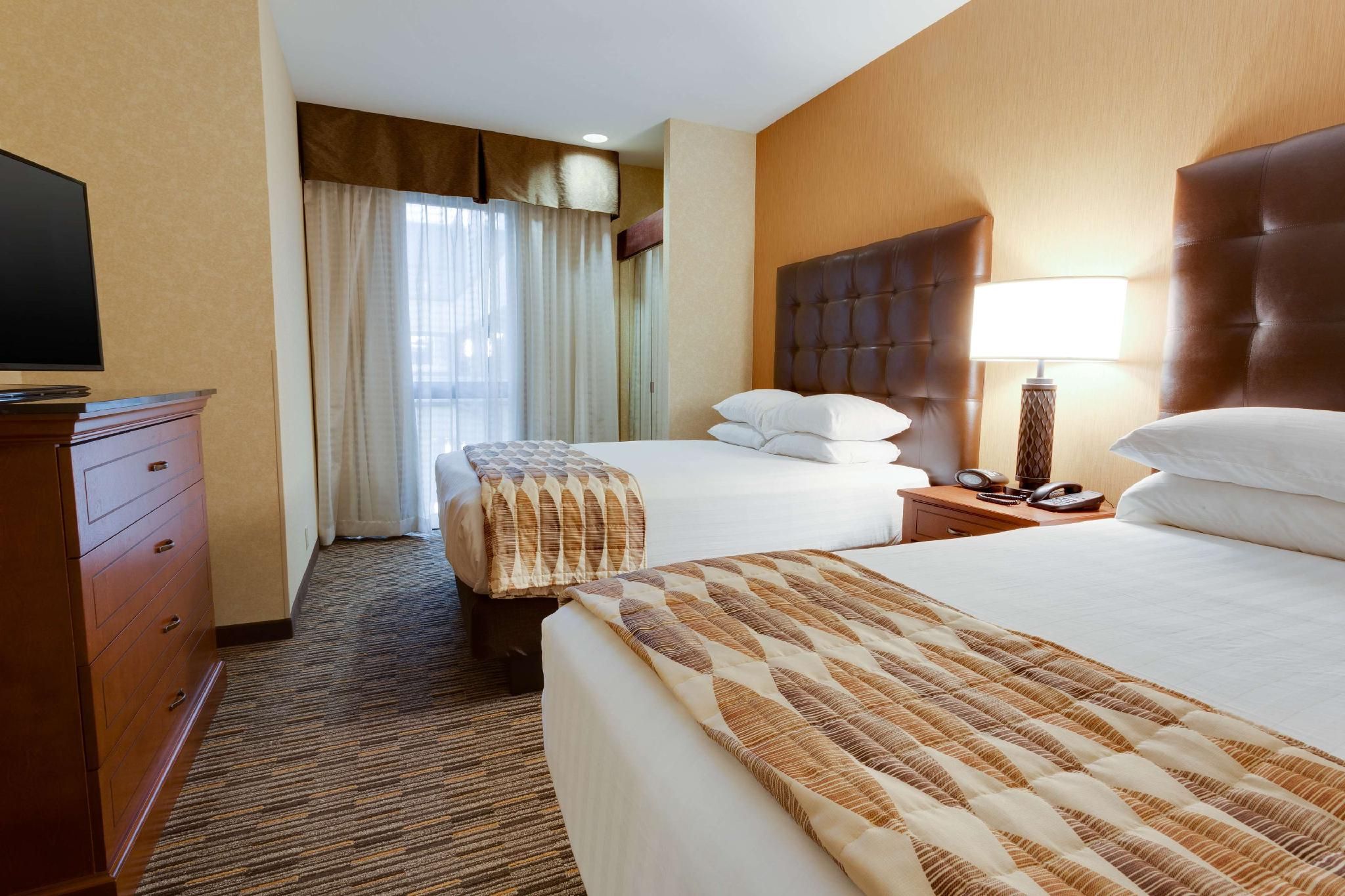 2 Queen Bed Suite, 2 Rooms with Sofa Sleeper, Interior, Accessible with Tub
