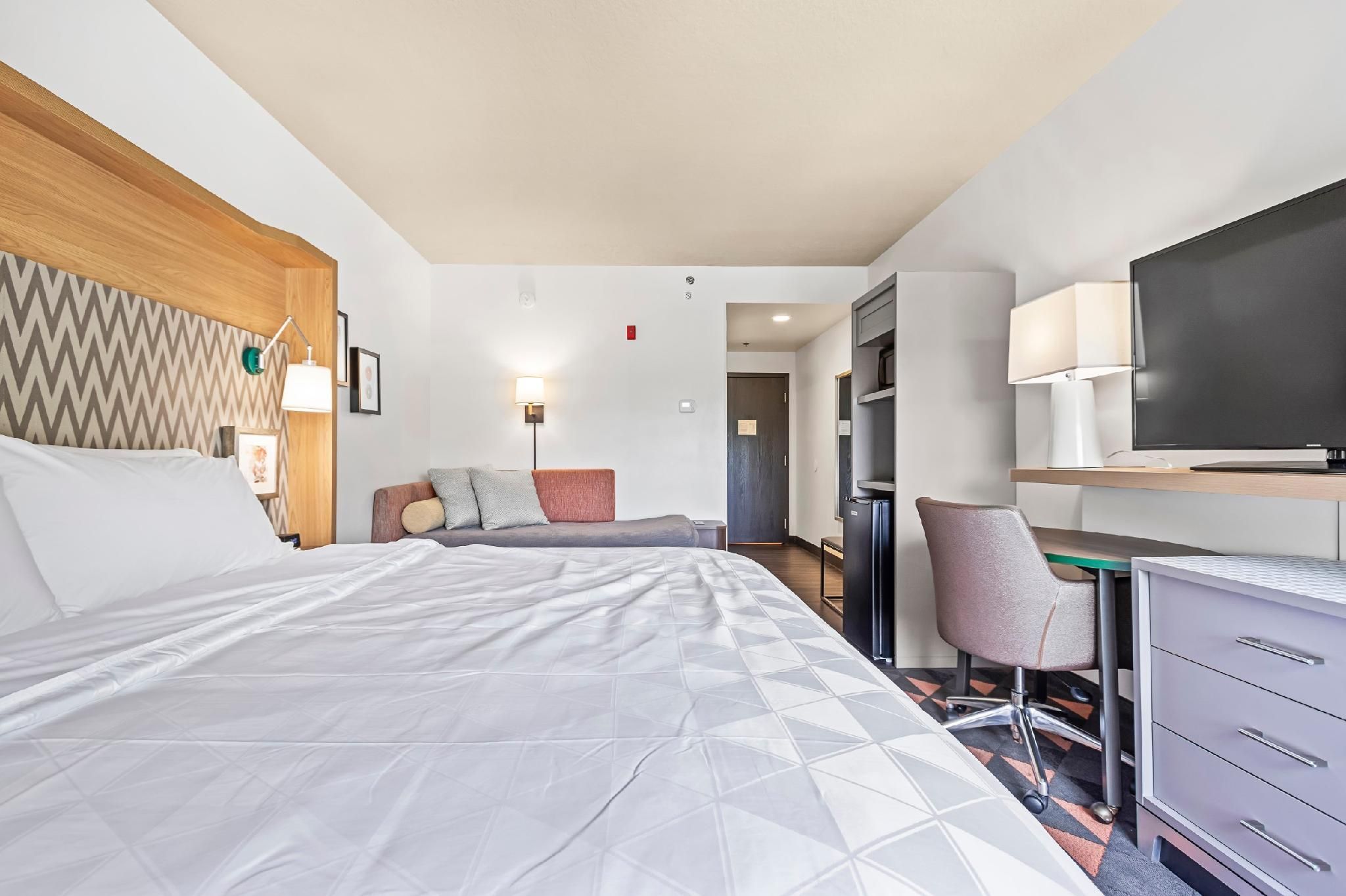 1 King Bed And 1 Double Bed Standard