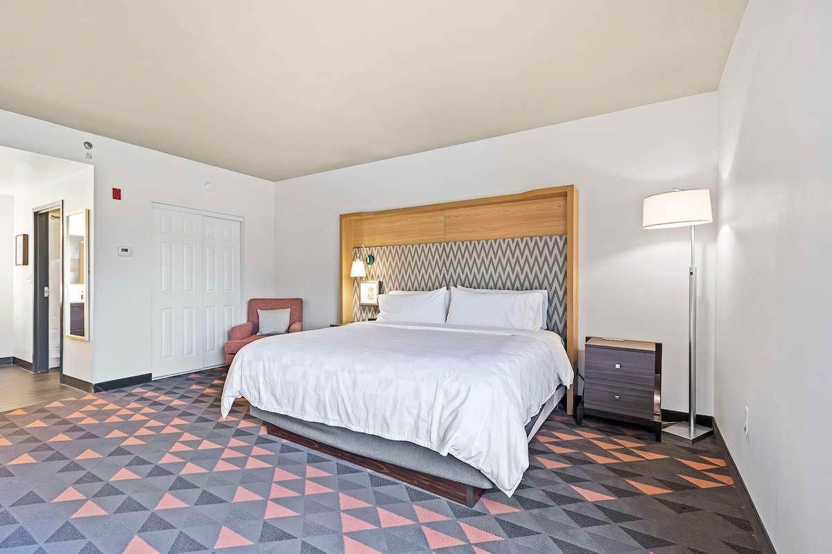 1 Double Bed Suite Communication Accessible Roll Shower