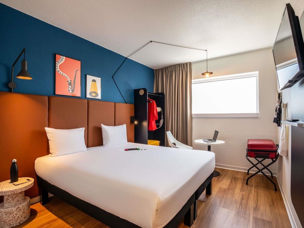 ibis Paris Porte De Montreuil Standard Room with 3 Single Beds 2