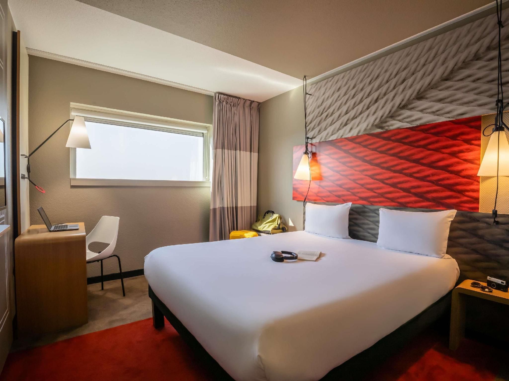 Standard Room with one double bed and one singl e bed