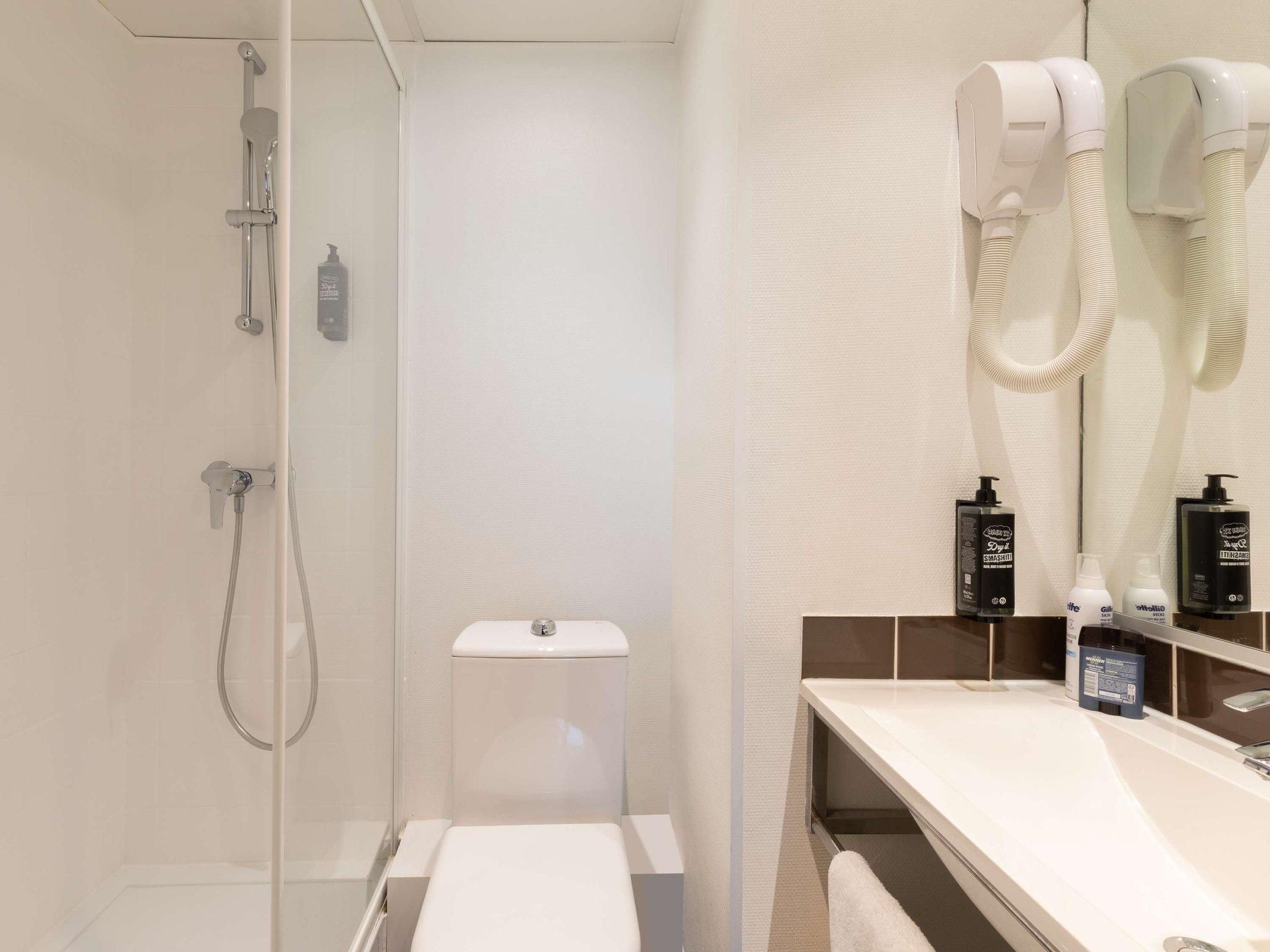 Standard Room with one double bed and one singl e bed