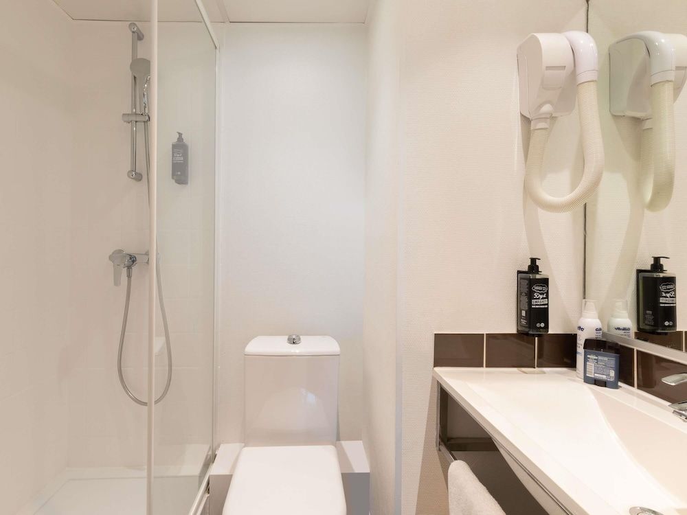 ibis Paris Porte De Montreuil Standard Room with 3 Single Beds 5