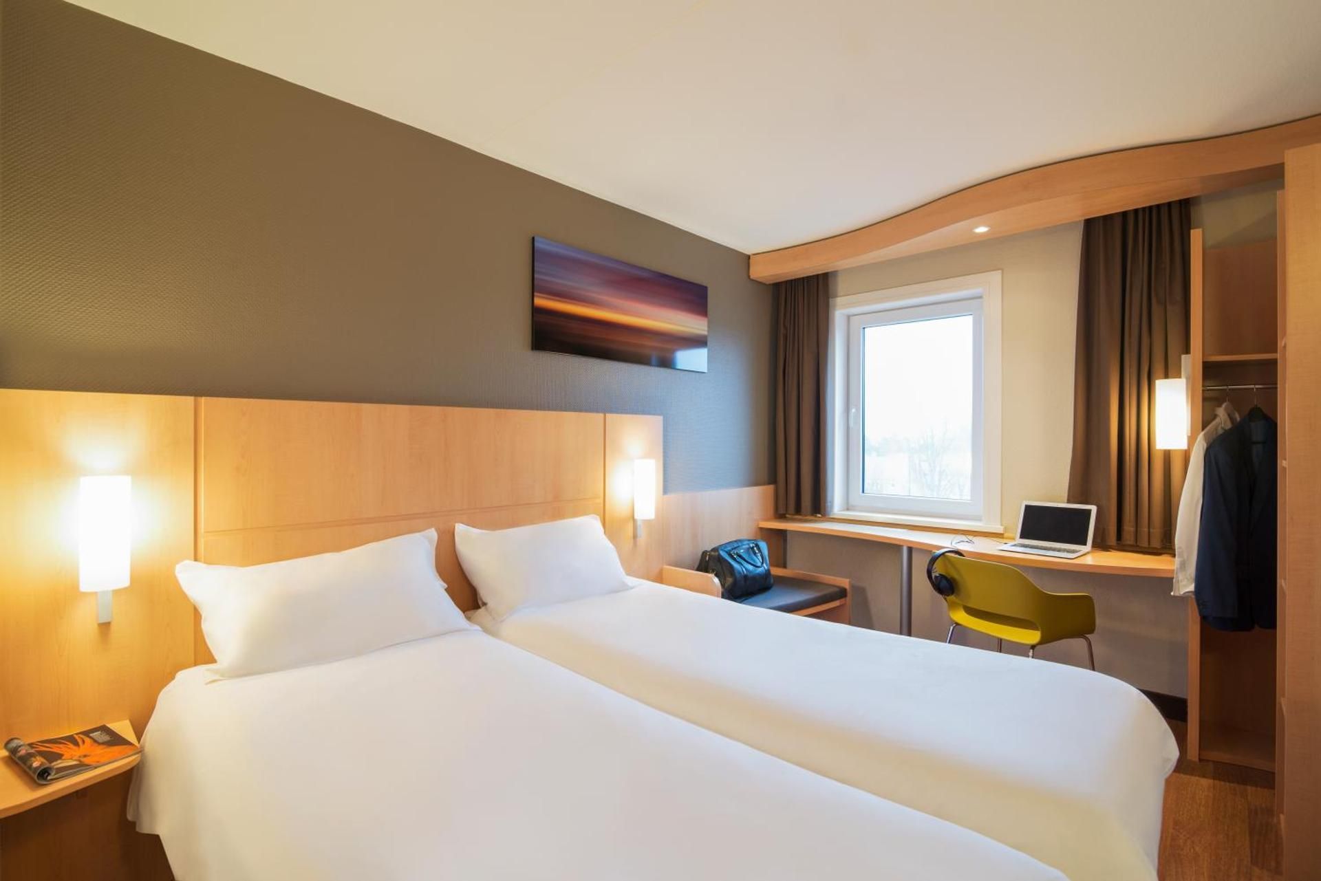 Room with ibis twin beds