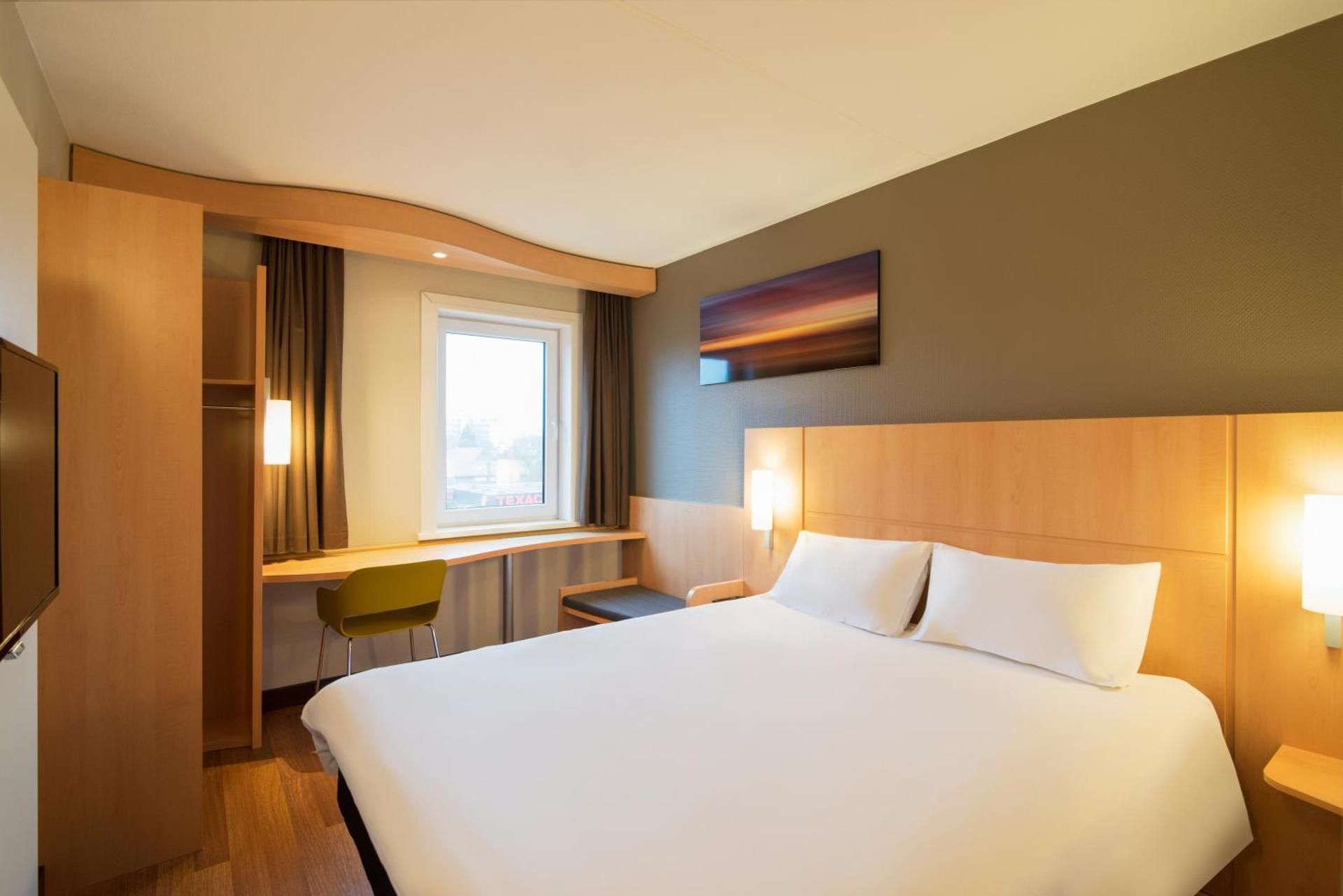 A room with an ibis double bed