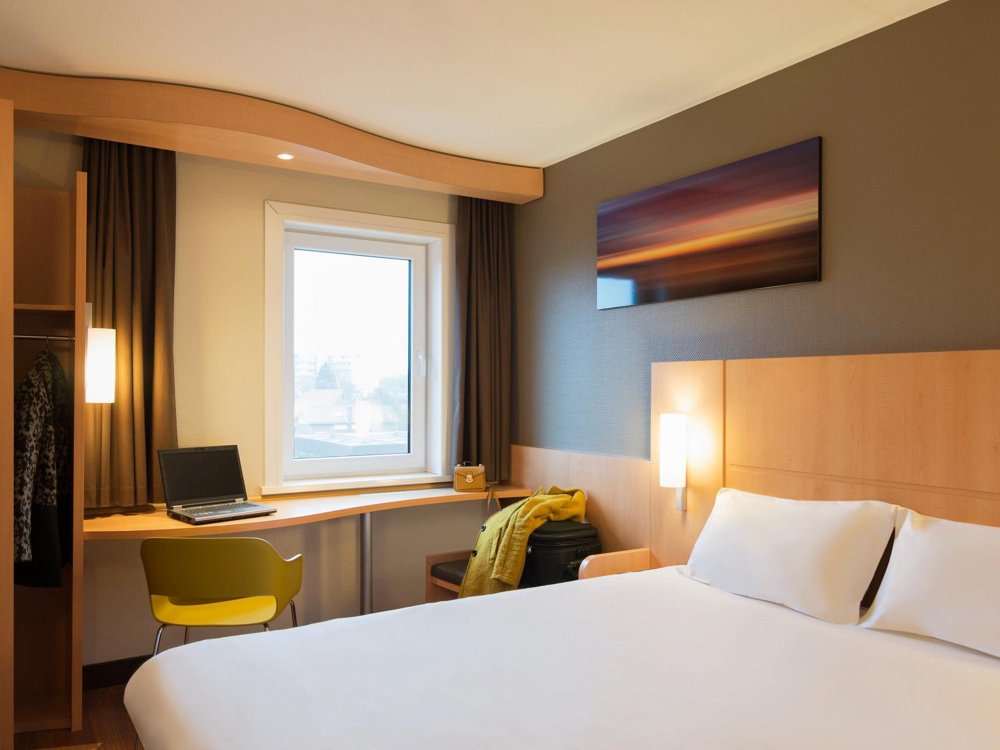 A room with an ibis double bed