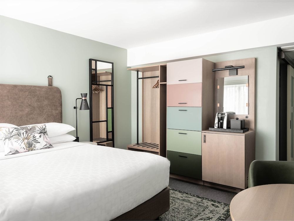 Standard Room, 1 King Bed, Accessible (Communications)
