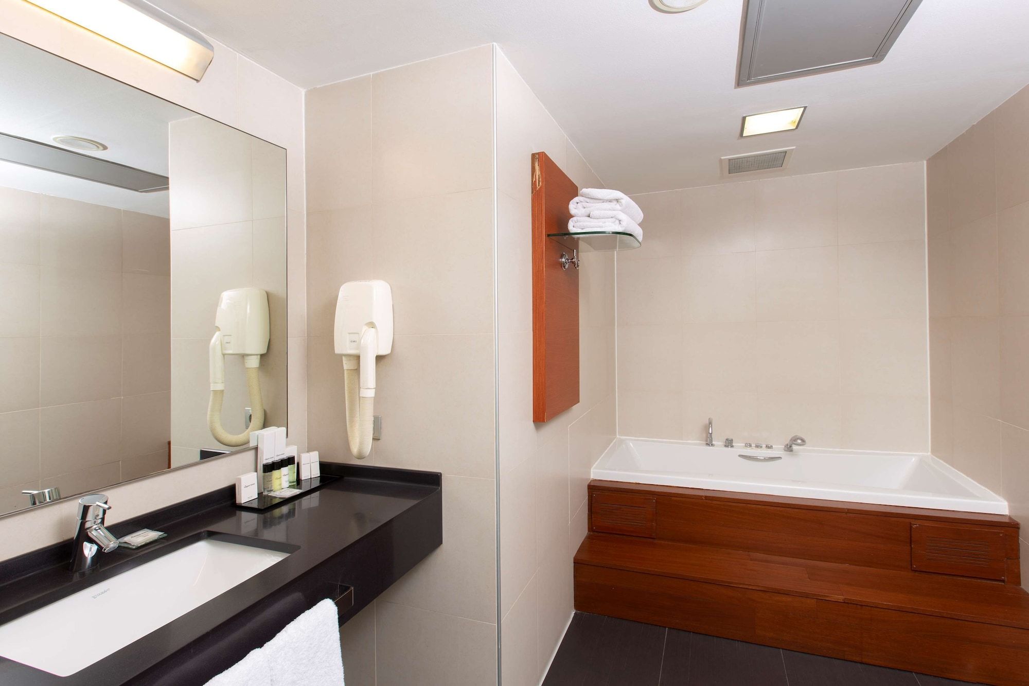 Nippon Hotel Suite. 5