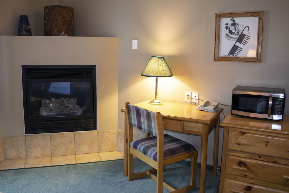 Waterton Lakes Lodge Resort Deluxe Room, 1 King Bed 17