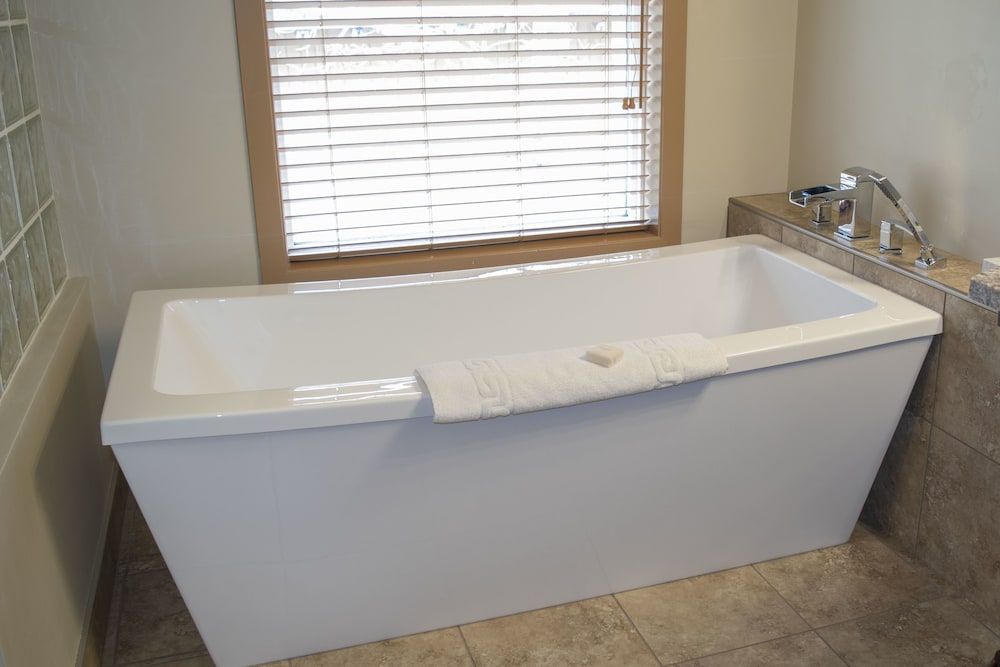 Waterton Lakes Lodge Resort Deluxe Room, 1 King Bed 14