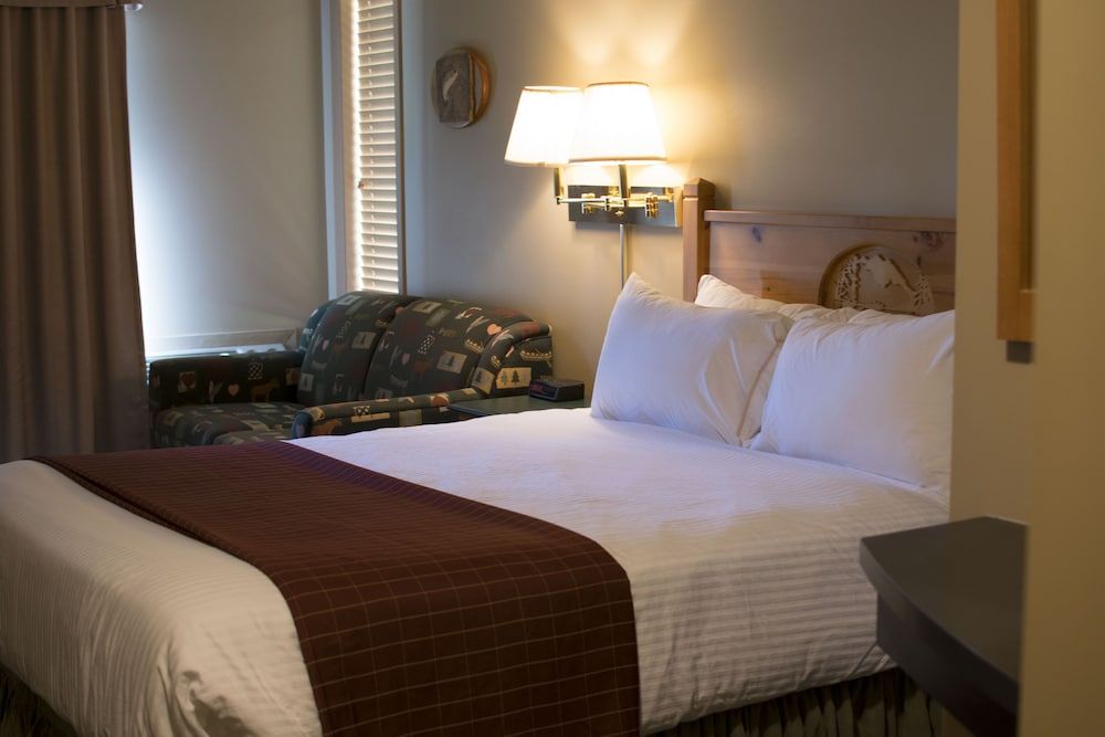 Waterton Lakes Lodge Resort Deluxe Room, 1 King Bed 2