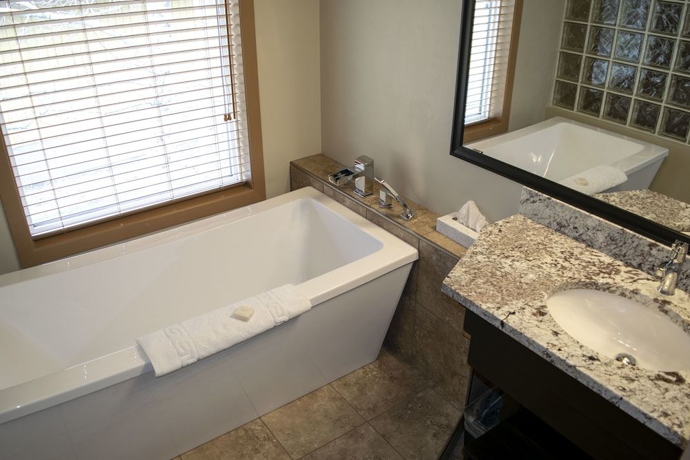 Waterton Lakes Lodge Resort Deluxe Room, 1 King Bed 13