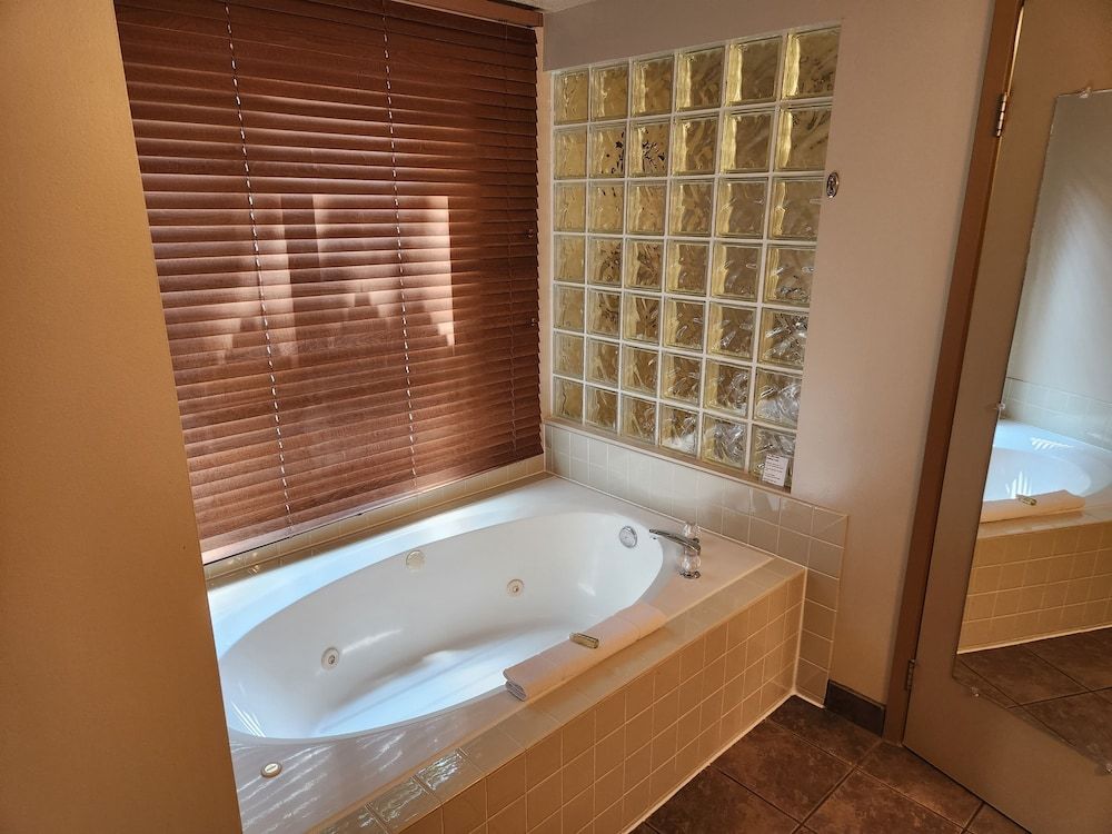 Waterton Lakes Lodge Resort Deluxe Room, 1 King Bed 16