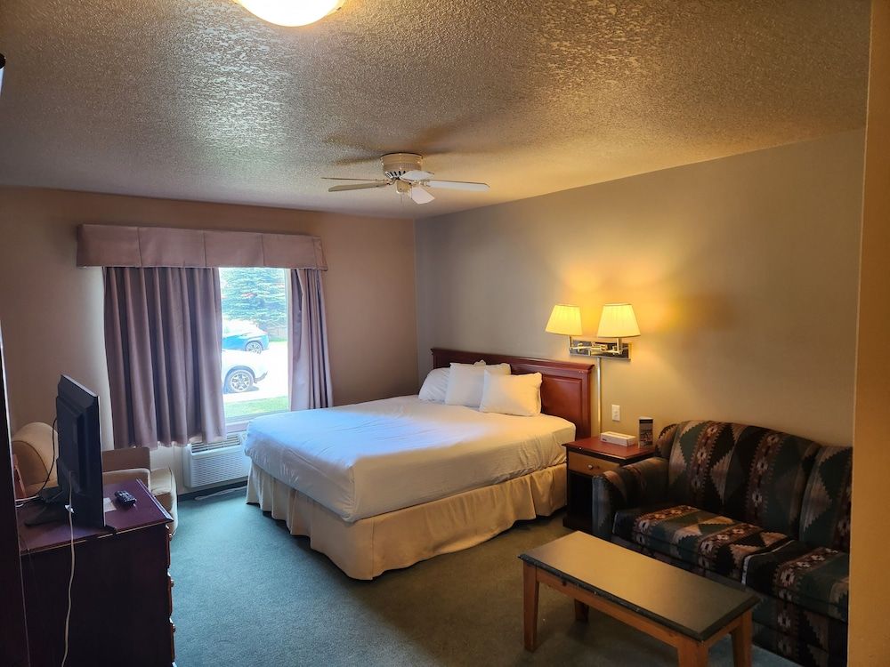 Waterton Lakes Lodge Resort Standard Suite, Kitchen 8