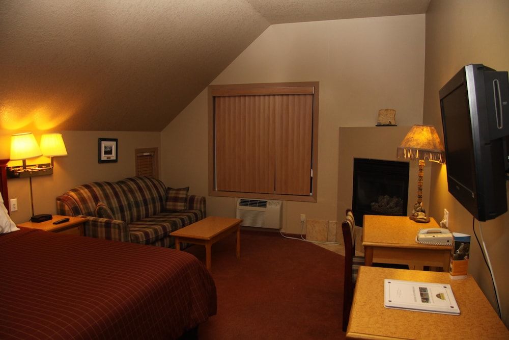 Waterton Lakes Lodge Resort Deluxe Room, 1 King Bed 18