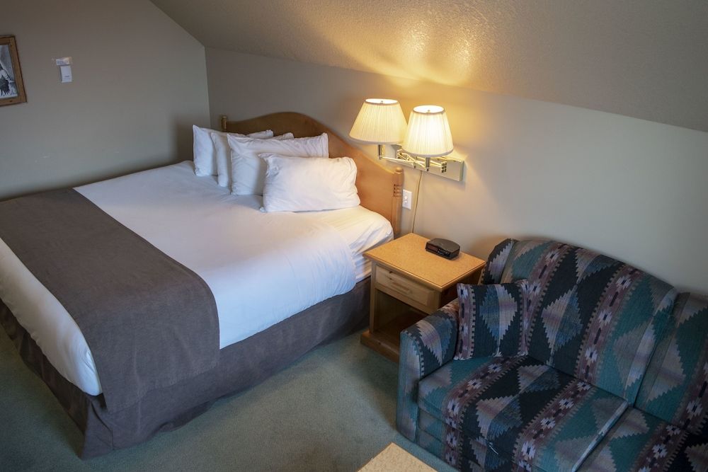 Waterton Lakes Lodge Resort Deluxe Room, 1 King Bed 4