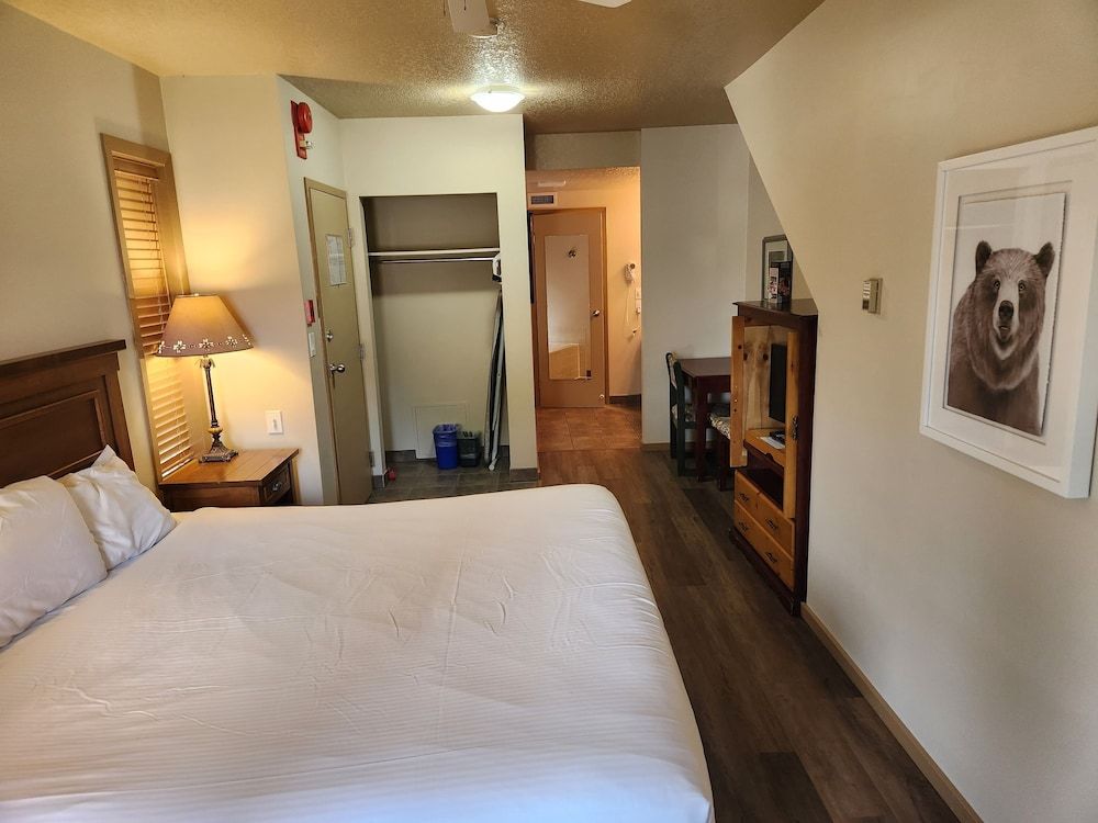 Waterton Lakes Lodge Resort Deluxe Room, 1 King Bed 5