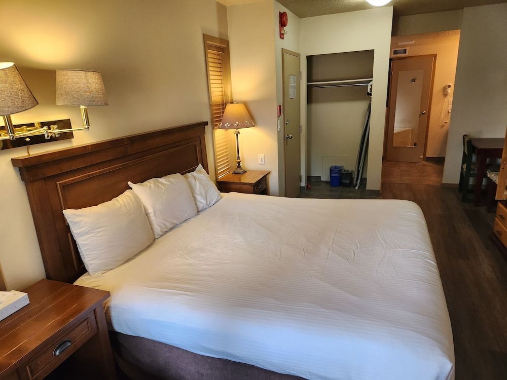 Waterton Lakes Lodge Resort Deluxe Room, 1 King Bed 6