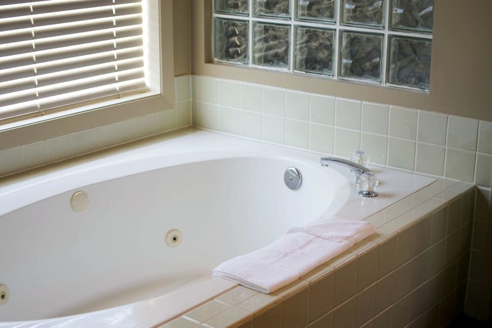 Waterton Lakes Lodge Resort Deluxe Room, 1 King Bed 15