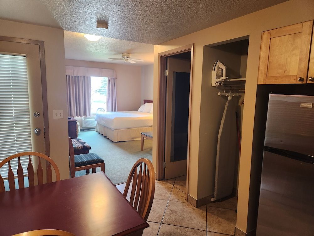 Waterton Lakes Lodge Resort Standard Suite, Kitchen 20