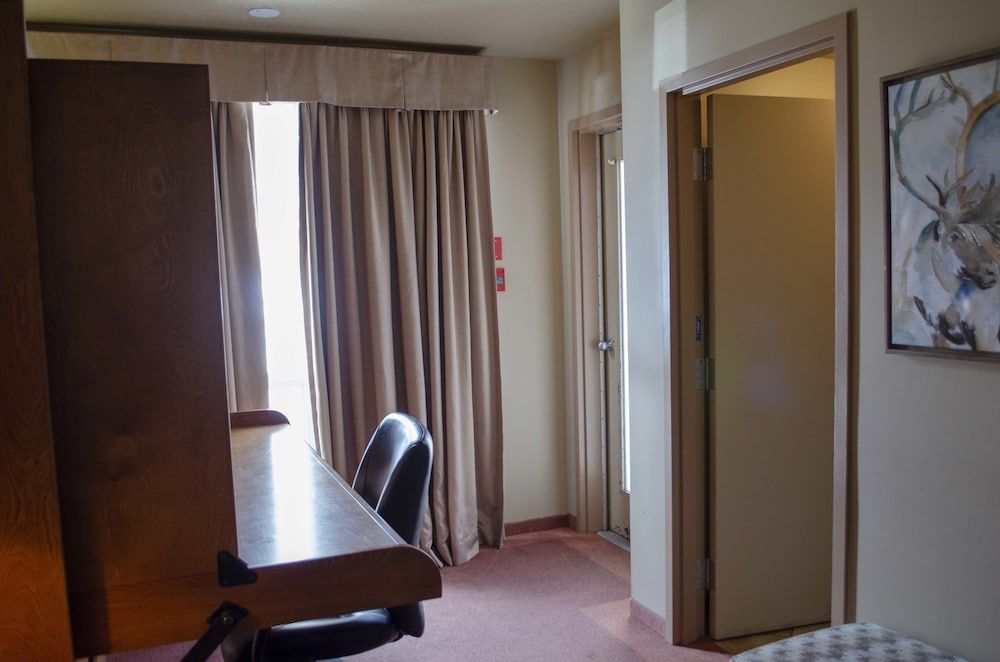 Waterton Lakes Lodge Resort Premium Suite, Kitchen 5