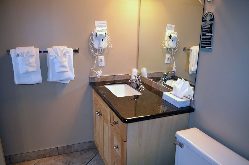 Waterton Lakes Lodge Resort Standard Suite, Kitchen 13