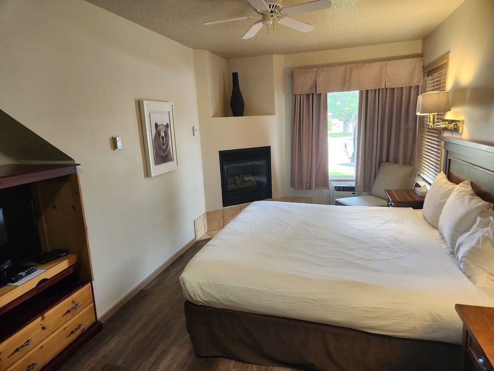 Waterton Lakes Lodge Resort Deluxe Room, 1 King Bed