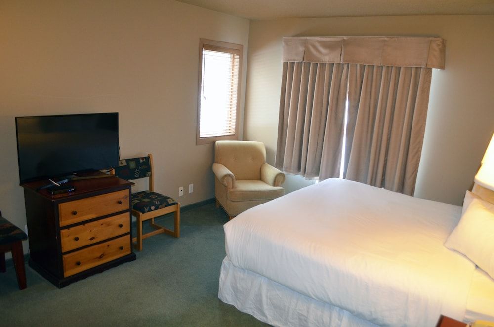 Waterton Lakes Lodge Resort Standard Suite, Kitchen 3