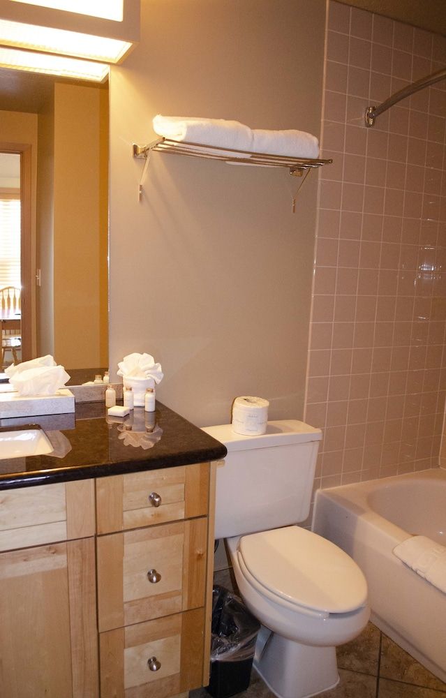 Waterton Lakes Lodge Resort Premium Suite, Kitchen 4