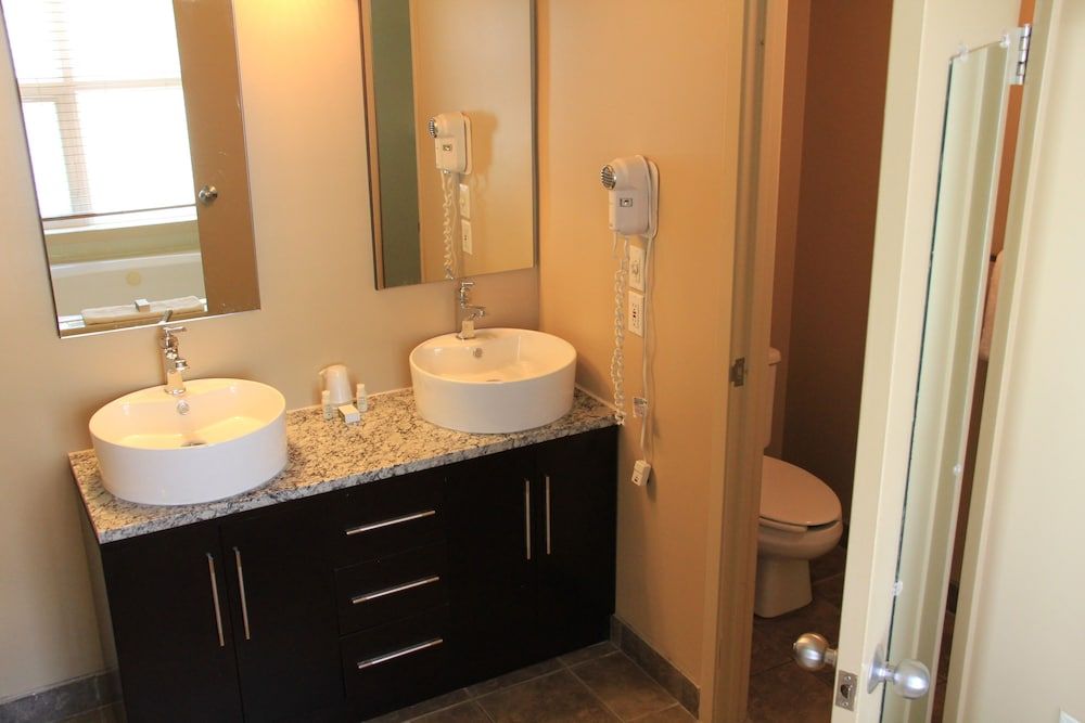 Waterton Lakes Lodge Resort Deluxe Room, 1 King Bed 7